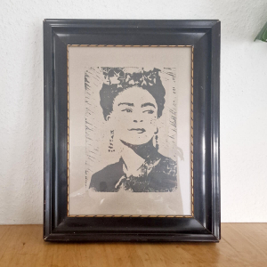 Frieda. Linoldruck auf Naturpapier.