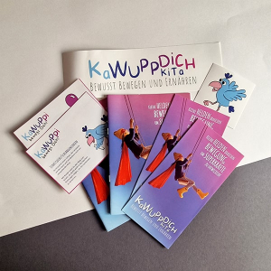 Kawuppdich Kita – Logo, Folder, Broschüre, Sticker, Spielekarten, Turnbeutel. Design, Layout