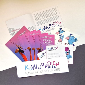 Logo- & Printdesign Kawuppdich Kita – Logo, Folder, Broschüre, Sticker, Spielekarten, Turnbeutel. Design, Layout